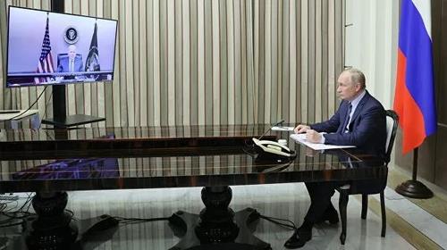화상 회담하는 푸틴 대통령(오른쪽)과 바이든 대통령(화면속)