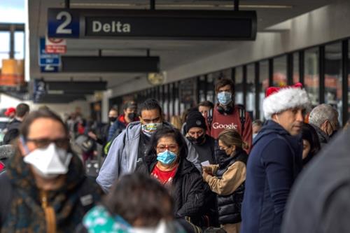 성탄절을 앞둔 12월 23일 미국 LA국제공항을 오가는 여행객들