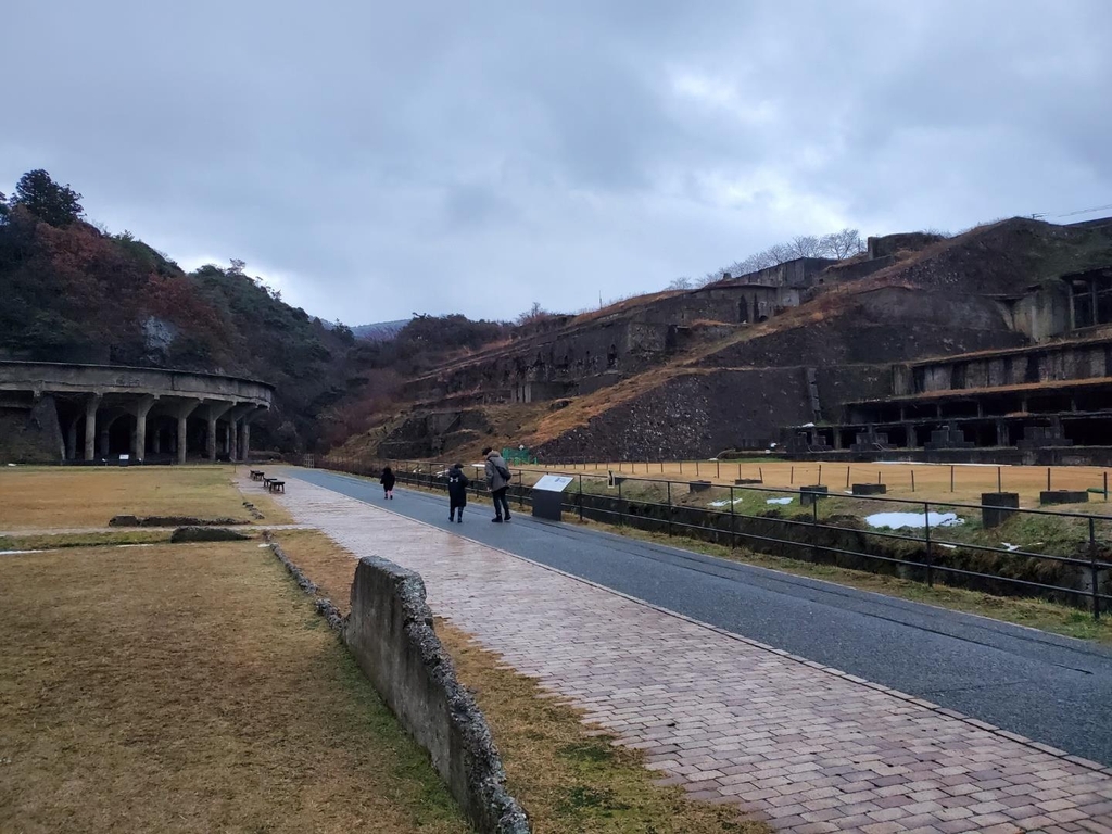 사도광산 부유선광장을 방문한 관광객