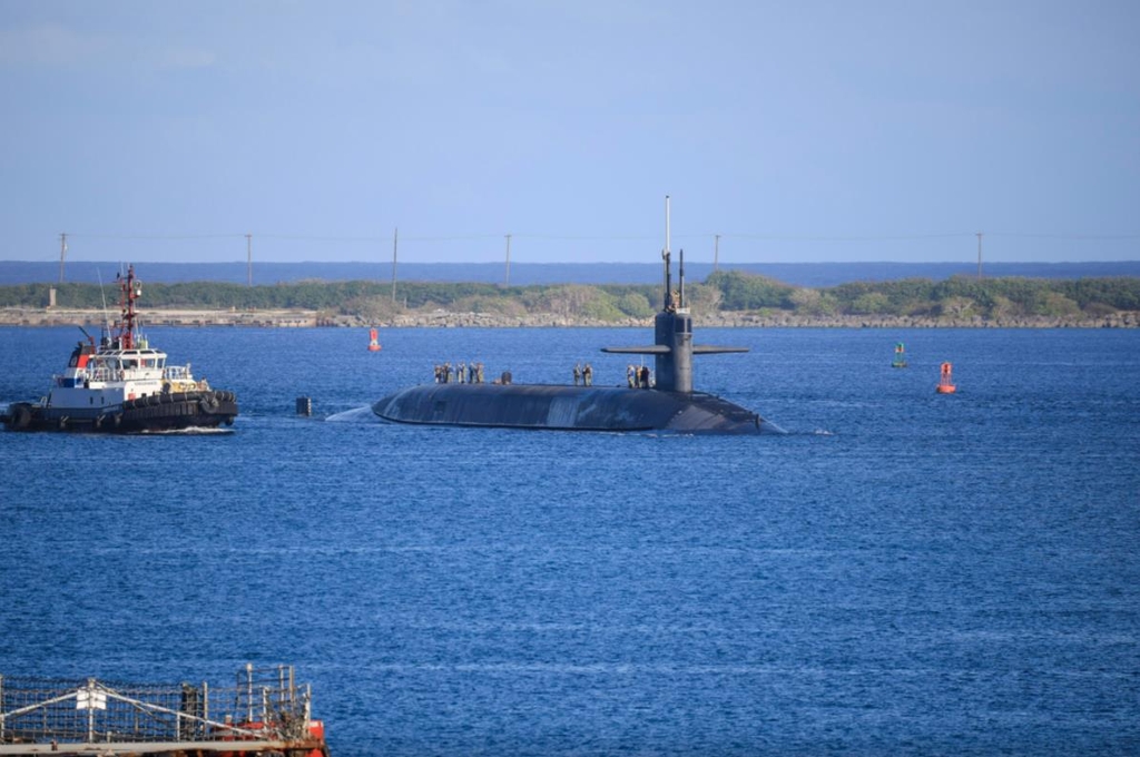 괌에 정박한 미국 핵추진 잠수함 'USS 네바다'