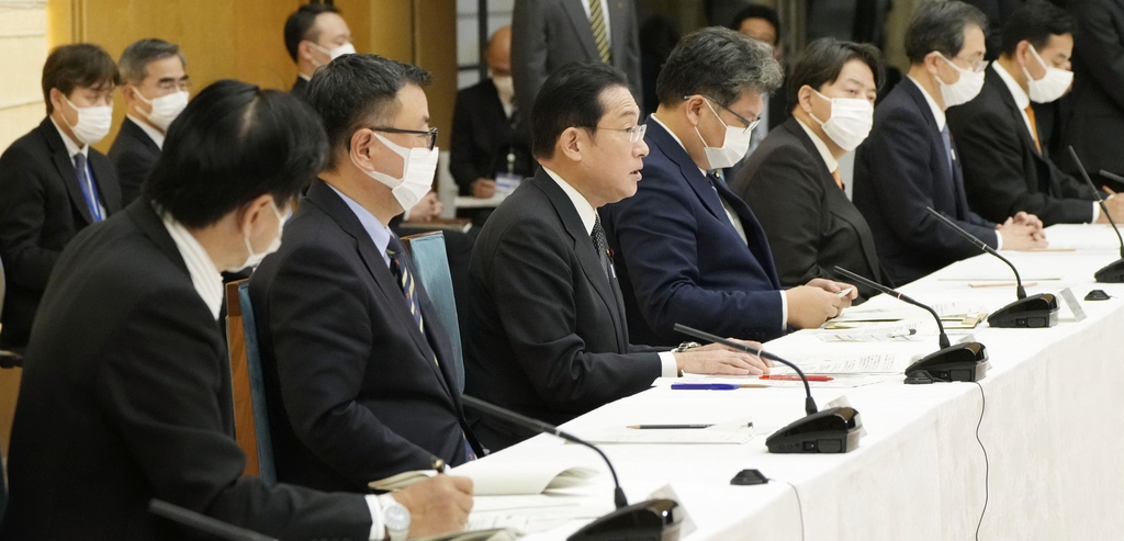 (도쿄 교도=연합뉴스) 기시다 후미오 일본 총리가 18일 관저에서 열린 '클린 에너지 전략' 전문가 간담회에서 발언하고 있다. 