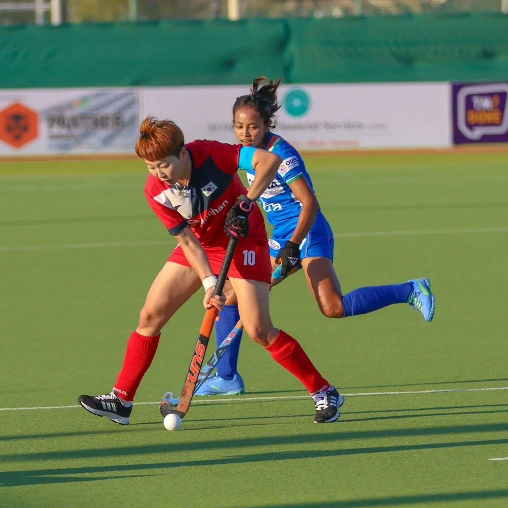 인도와 경기에서 공격을 시도하는 한국 천은비(빨간색 유니폼)