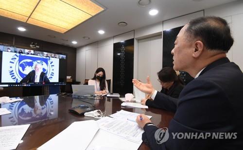 IMF 연례협의 관련 한국 미션단 화상 면담하는 홍남기 부총리