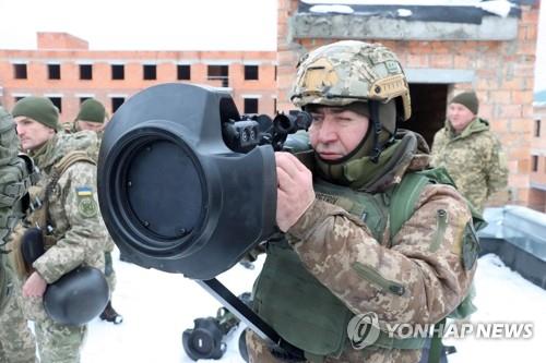 '영국 지원' 대전차 무기 조작 훈련받는 우크라이나군