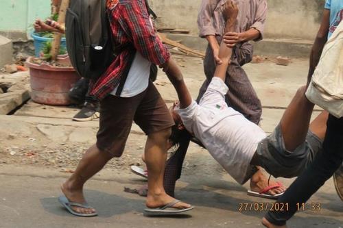 만달레이에서 총에 맞은 시민을 주변 사람이 옮기고 있다.(2021.3.27)