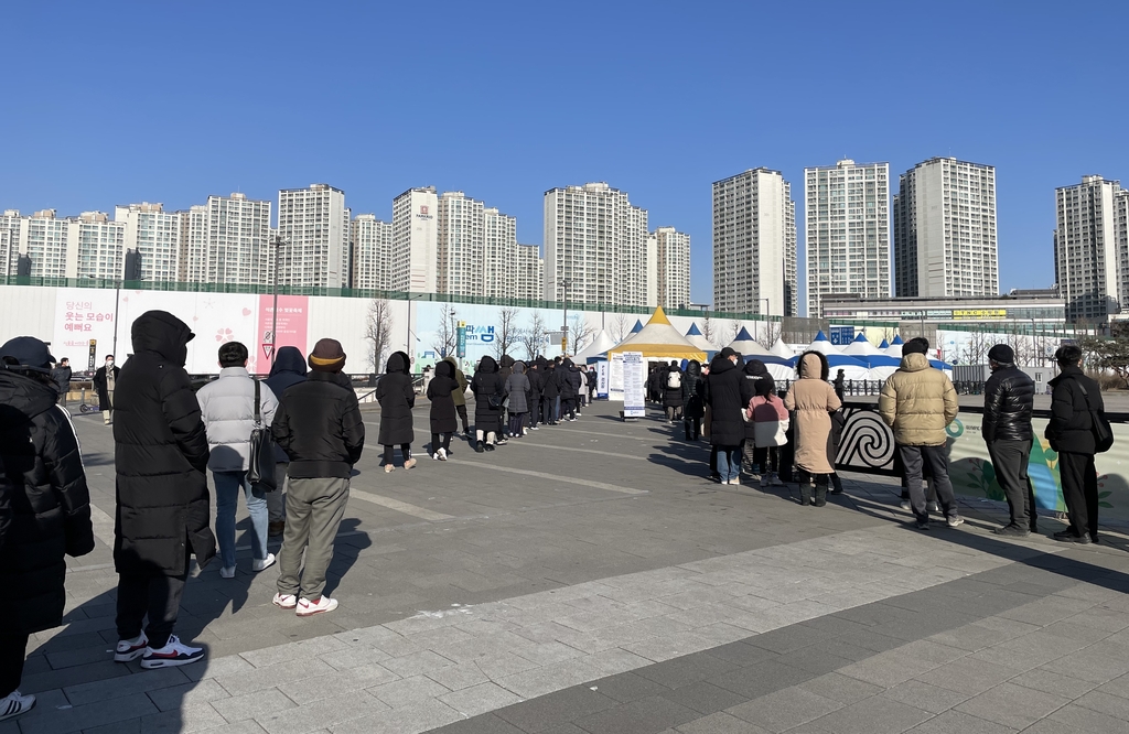 5일 오전 서울 송파구 올림픽공원 선별진료소에 모여든 시민들