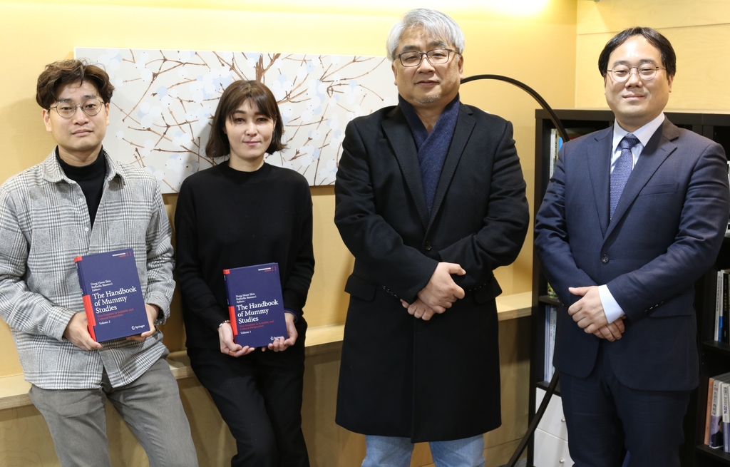 신동훈 서울대 교수와 미라·인골 연구자들