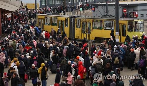 국외 탈출 위해 기차역으로 몰린 우크라 난민 행렬