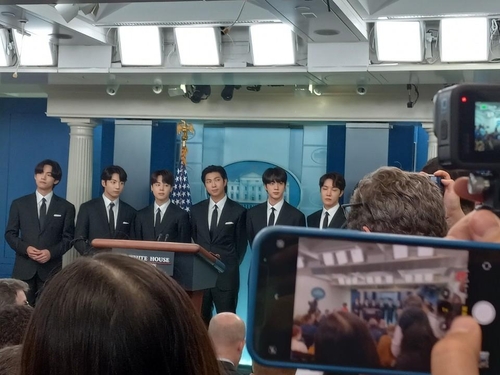 백악관 브리핑룸에 선 BTS