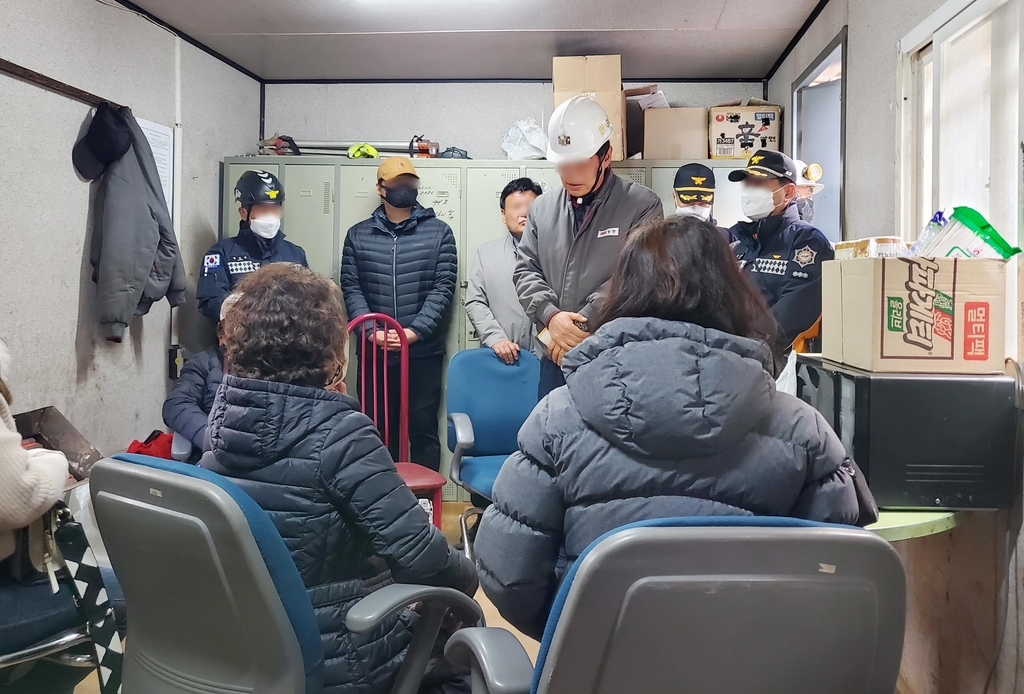 사과하는 아연 채굴 광산업체 대표이사