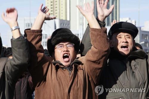 ICBM 발사 소식에 기뻐하는 평양 시민