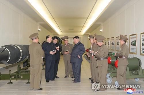 김정은, 핵무기병기화사업 지도…"무기급 핵물질 생산확대"