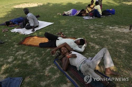 작년 4월 인도 러크나우에서 더위를 피해 그늘에서 쉬고 있는 사람들.