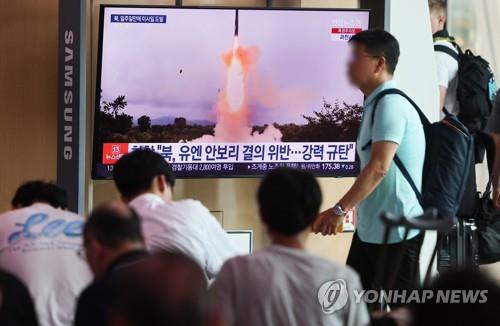 북한, 새벽에 탄도미사일 2발 기습발사