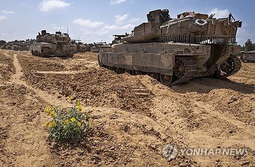 가자지구 국경 인근에 있는 이스라엘군 탱크