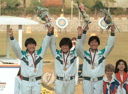 1988 서울 올림픽에서 우승한 김수녕(왼쪽), 왕희경(가운데), 윤영숙(오른쪽)