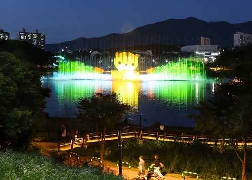 충주 호암지 120ｍ 길이 음악분수 정식 가동