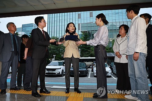 이진숙 전 방송통신위원장 체포, 선거법 위반 혐의 국가공무원법 및 공직선거법 위반 등의 혐의로 체포된 이진숙 전 방송통신위원장이 2일 서울 영등포경찰서로 압송되며 취재진에 발언하고 있다. 2025.10.2 nowwego@yna.co.kr(끝)