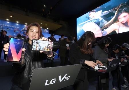 LG전자, '지스타 2017'서 게이머 사로잡은 LG V30 - 1