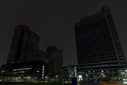 '지구촌 전등끄기' 캠페인을 실시하고 있는 소등된 수원 '삼성 디지털시티' 전경