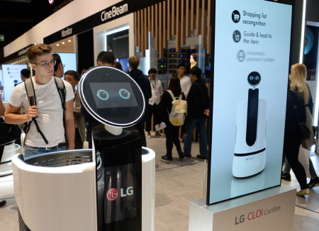 LG전자·이마트, 쇼핑 도와주는 '리테일 서비스 로봇' 만든다 - 1