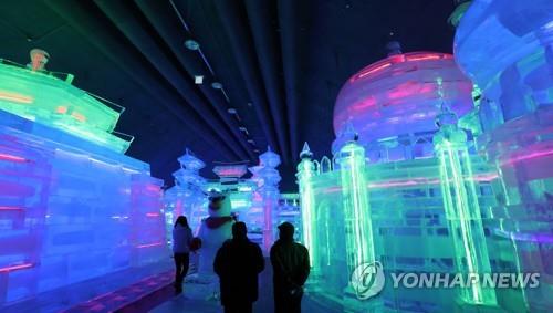 En la imagen de archivo se muestran las esculturas de hielo exhibidas en el festival de Hwacheon.