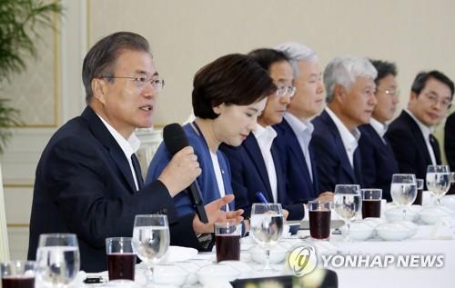 El 22 de agosto del 2019, el presidente Moon Jae-in (izda.) mantiene una reunión con los rectores de 24 universidades nacionales, en su oficina, Cheong Wa Dae, en Seúl.