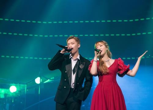 El dúo de hermanos AKMU renueva su contrato con YG Entertainment