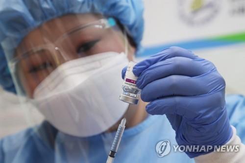 Una trabajadora médica se prepara para la inoculación de la vacuna contra el COVID-19 de AstraZeneca, el 26 de febrero de 2021, en un hospital en Ansan, al sur de Seúl.