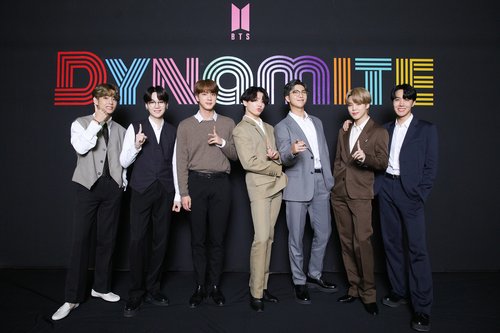 La foto de archivo, proporcionada por Big Hit Music, muestra al grupo masculino de K-pop BTS posando para una foto durante un evento virtual, celebrado el 2 de septiembre de 2020, en Seúl. "Dynamite" de BTS encabezó el listado "Hot 100" de Billboard, el 31 de agosto de 2020, en Estados Unidos. (Prohibida su reventa y archivo)
