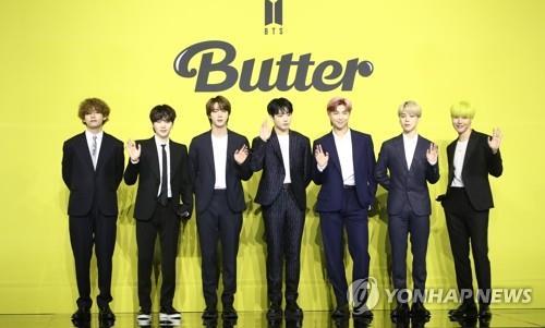 Los integrantes del grupo masculino de K-pop BTS posan frente a las cámaras, el 21 de mayo de 2021, durante un evento de presentación de su nuevo sencillo digital, titulado "Butter", en la Sala Olímpica del Parque Olímpico, en el sureste de Seúl.
