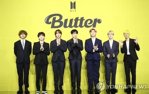 El septeto BTS posa durante una conferencia de prensa para su nuevo sencillo digital "Butter", el 21 de mayo de 2021, en el este de Seúl.