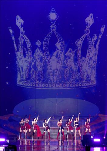 La foto, proporcionada por JYP Entertainment, muestra al grupo femenino de K-pop TWICE, durante su concierto, "III", celebrado, el 26 de diciembre de 2021, en el domo KSPO del Estadio Olímpico de Seúl, en la capital surcoreana. (Prohibida su reventa y archivo) 