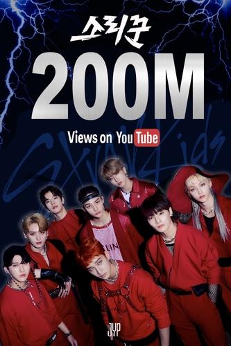 La imagen, proporcionada por JYP Entertainment, muestra un póster que conmemora los 200 millones de visualizaciones del vídeo musical "Thunderous", del grupo masculino de K-pop Stray Kids, alcanzados, el 12 de mayo de 2022, en YouTube. (Prohibida su reventa y archivo)