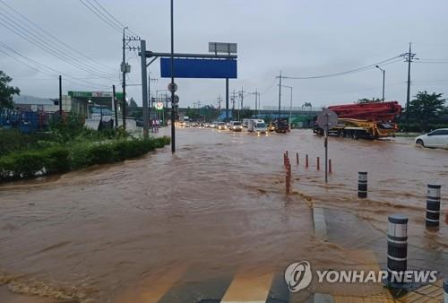 La foto, proporcionada por las autoridades contra incendios de la provincia de Gyeonggi, muestra una carretera inundada, el 30 de junio de 2022, en la parte meridional de la provincia de Gyeonggi, tras lluvias torrenciales que registraron una precipitación de 50 milímetros por hora, en la región central. (Prohibida su reventa y archivo)