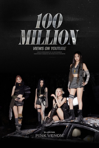 La imagen, proporcionada por YG Entertainment, muestra un póster para conmemorar los 100 millones de visualizaciones en YouTube del videoclip de "Pink Venom", de BLACKPINK. (Prohibida su reventa y archivo)