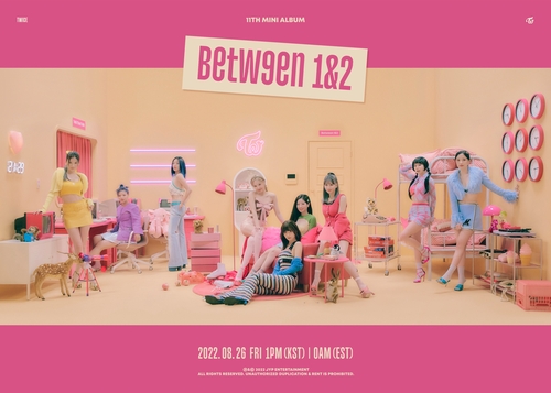 La imagen, proporcionada por JYP Entertainment, muestra un póster promocional del nuevo miniálbum de TWICE, titulado "BETWEEN 1&2". (Prohibida su reventa y archivo)