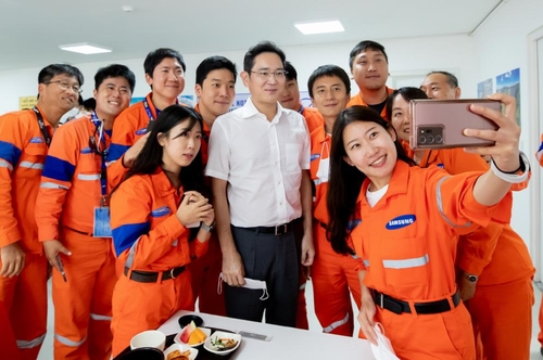 La foto, proporcionada por Samsung Electronics Co., muestra al vicepresidente de la compañía, Lee Jae-yong (centro, de blanco), el 10 de septiembre de 2022 (hora local), tomándose una foto con los empleados durante una visita a la obra de construcción de la refinería Dos Bocas de Samsung Engineering, en México. (Prohibida su reventa y archivo)