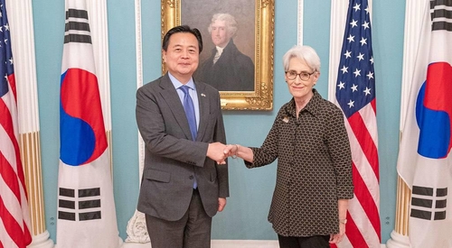 La foto, proporcionada por el Ministerio de Asuntos Exteriores de Corea del Sur, muestra a su viceministro, Cho Hyun-dong (izda.), posando para una foto con la subsecretaria de Estado de EE. UU., Wendy Sherman, el 15 de septiembre de 2022 (hora local), en Washington, como parte de su viaje al país para asistir a una sesión del Grupo de Estrategia y Consulta de la Disuasión Extendida (EDSCG, según sus siglas en inglés). (Prohibida su reventa y archivo)