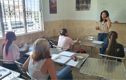 La foto, sin fechar, proporcionada por la escuela de idioma coreano en Cuba, muestra un aula de clases de la escuela, inaugurada a inicios de septiembre. (Prohibida su reventa y archivo)