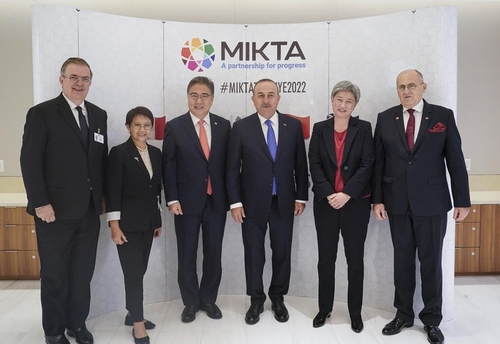 La foto, proporcionada por el Ministerio de Asuntos Exteriores de Corea del Sur, muestra a su ministro Park Jin (tercero por la izda.), posando para una fotografía, durante la 22ª reunión de cancilleres del MIKTA, celebrada, el 22 de septiembre de 2022 (hora local), en Nueva York. (Prohibida su reventa y archivo)