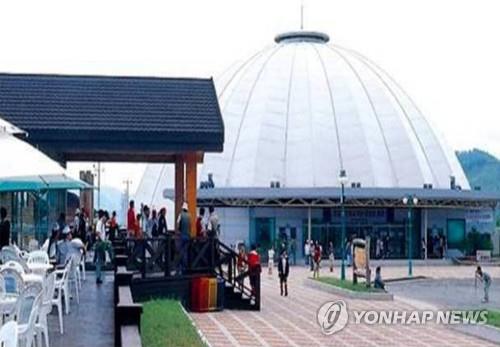 La foto de archivo, sin fechar, muestra la Casa de la Cultura en el complejo turístico de la montaña Kumgang, en la costa oriental de Corea del Norte.