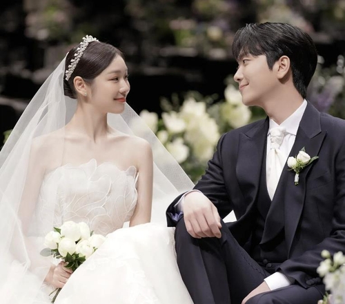 La foto, capturada de una cuenta de medios sociales de la ex patinadora artística surcoreana Kim Yu-na, muestra a Kim (izda.) y el cantante de música clásica surcoreano Ko Woo-rim durante su boda, celebrada el 22 de octubre de 2022, en Seúl. (Prohibida su reventa y archivo)