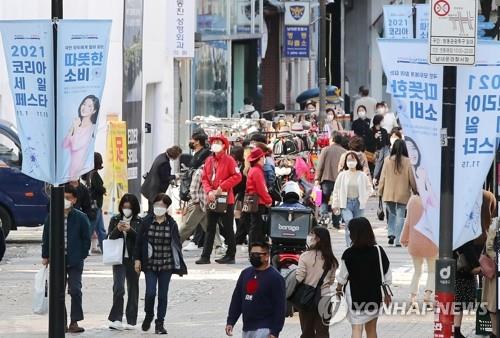 La foto de archivo, tomada el 1 de noviembre de 2021, muestra una calle del barrio comercial de Myeongdong, en el centro de Seúl, cuando se inició, el mismo día, el evento anual "Korea Sale FESTA 2021", un festival de compras a nivel nacional, de 15 días de duración, para impulsar el consumo interno y atraer turistas extranjeros.