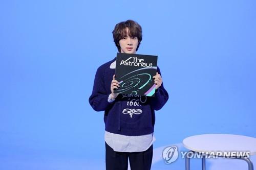 La foto, proporcionada por Big Hit Music, muestra a Jin, miembro de la sensación del K-pop BTS, en un vídeo publicado por la agencia, el 28 de octubre de 2022, para promocionar "The Astronaut", el primer sencillo como solista del cantante, lanzado el mismo día. (Prohibida su reventa y archivo)