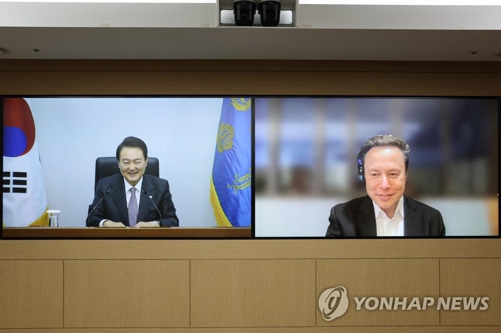 La foto de archivo, proporcionada por la oficina presidencial de Corea del Sur, muestra al presidente, Yoon Suk-yeol (izda.), sosteniendo una reunión, vía videoconferencia, con el director ejecutivo de Tesla, Elon Musk, el 23 de noviembre de 2022, en la oficina presidencial, en Seúl. (Prohibida su reventa y archivo)