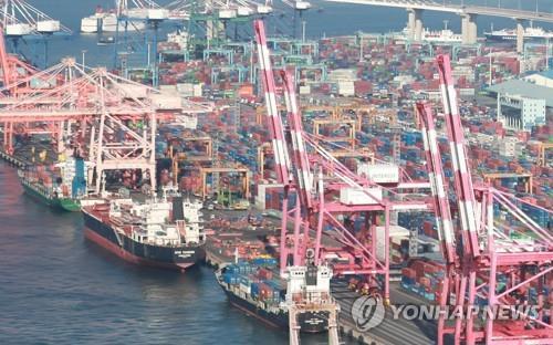 La foto de archivo, tomada el 2 de abril de 2023, muestra un puerto en la ciudad suroriental de Busan.