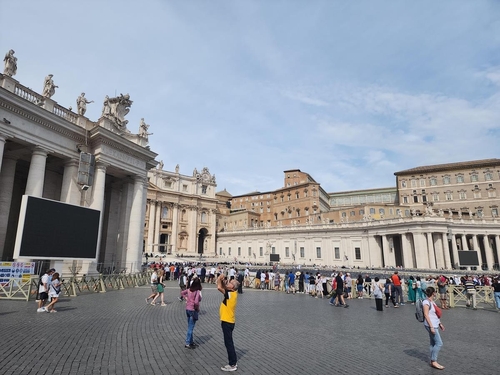 Una pantalla led de Samsung Electronics Co. adorna la plaza de San Pedro, donde el papa pronuncia su discurso semanal, el 13 de septiembre de 2023, en el Vaticano.