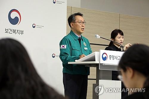 La foto de archivo, sin fechar, muestra al segundo viceministro de Salud y Bienestar Social, Park Min-soo (izda.).