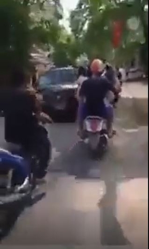 웨이 모 나잉이 탄 오토바이에 차량이 충돌하는 모습